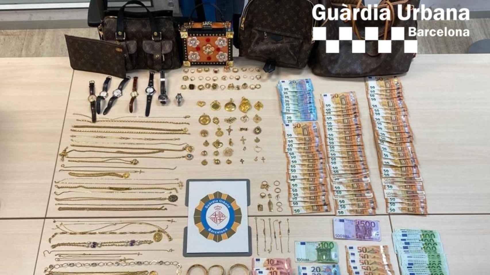 Joyas, relojes, bolsas y dinero intervenido tras la detención / GUARDIA URBANA