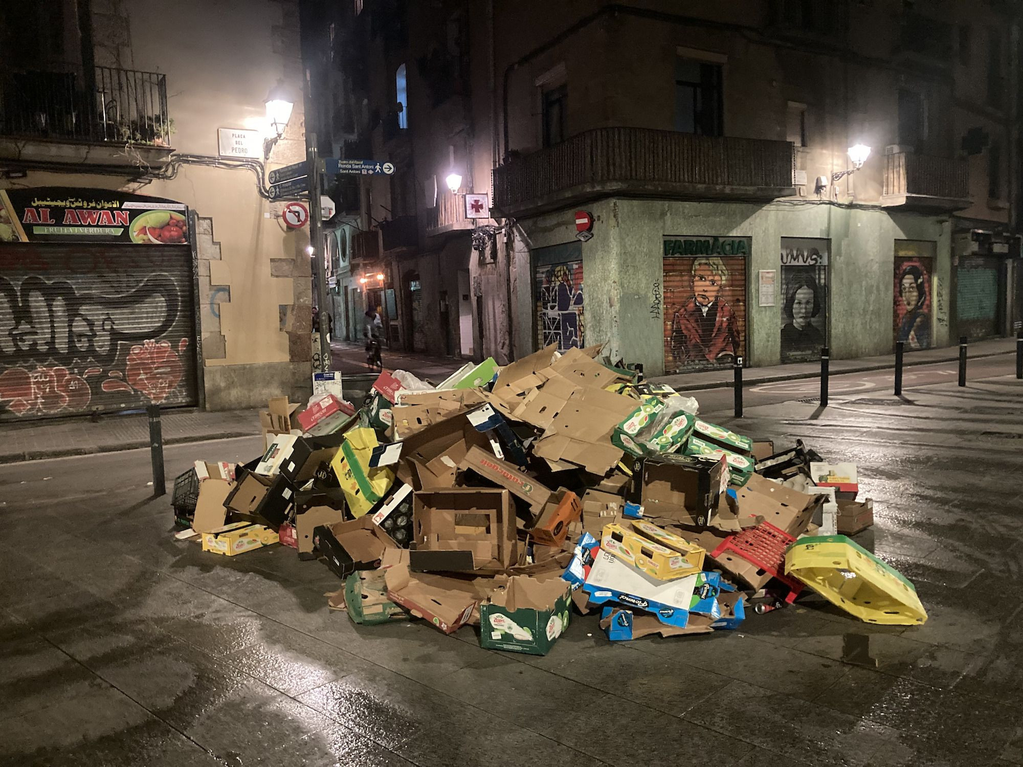 Imagen de la suciedad extrema en la calle dels Salvador del Raval / TWITTER