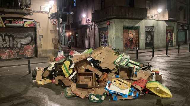 Imagen de la suciedad extrema en el Raval / TWITTER - CARRER DELS SALVADOR