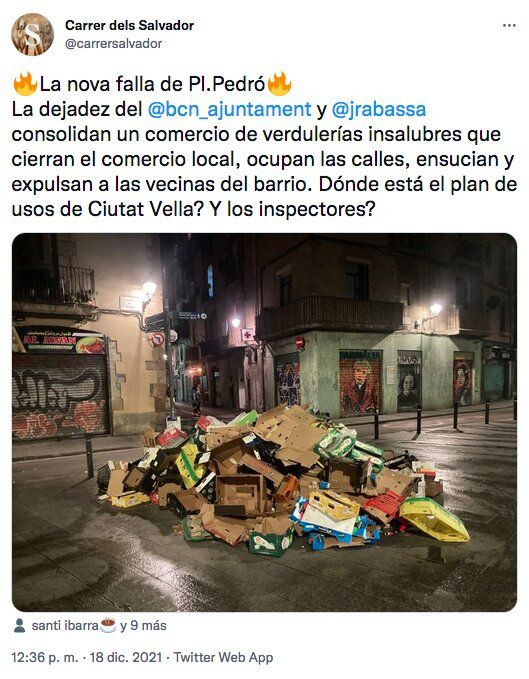 Vecinos denuncian la suciedad en la plaza Pedró del Raval