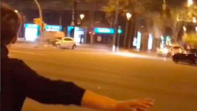 Graban cómo un coche se estampa contra un semáforo frente a L'illa Diagonal / TIKTOK