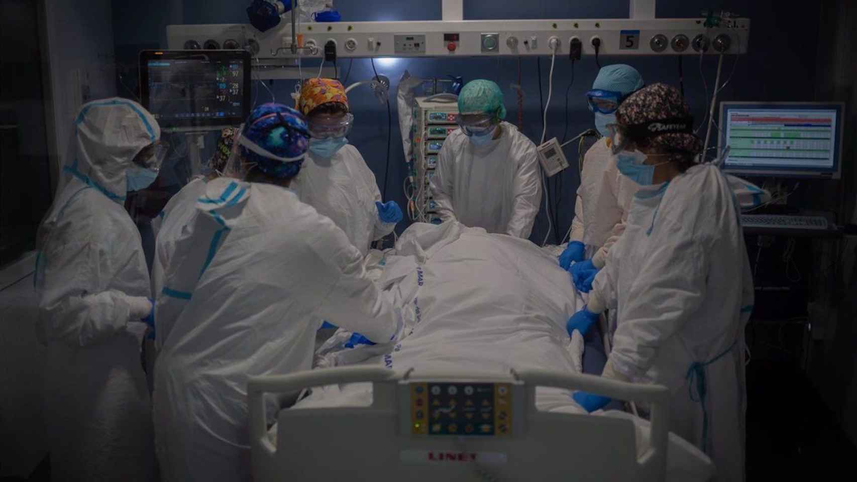 Sanitarios atienden a un paciente en una UCI de Barcelona / EUROPA PRESS