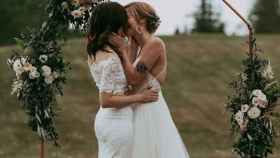 Dos mujeres se casan en una imagen de archivo / PINTEREST