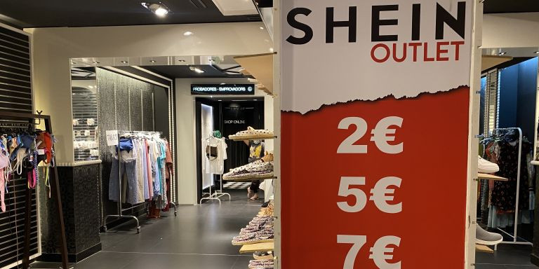 Cartel que anuncia los productos rebajados de Shein en el interior de la tienda / METRÓPOLI