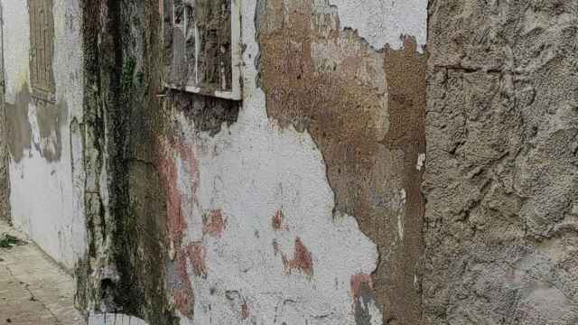 Fachada de una edificación en el pasaje de Pons de L'Hospitalet / DEFENSEM CASTELL DE BELLVÍS