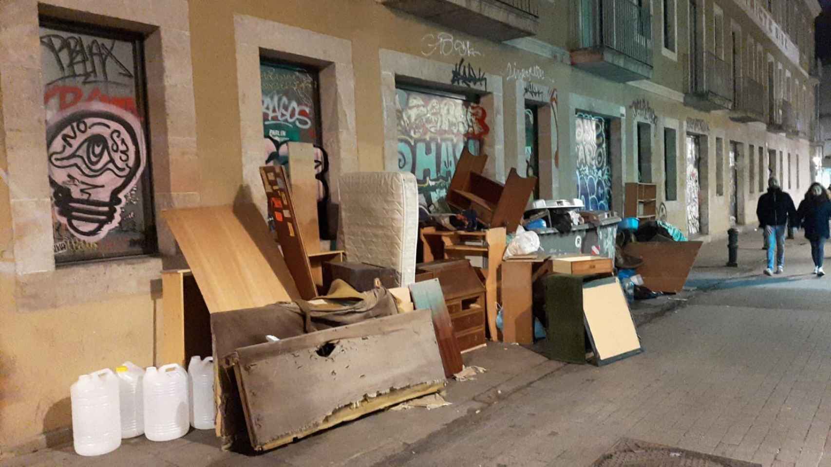 Muebles viejos depositados en medio de la calle