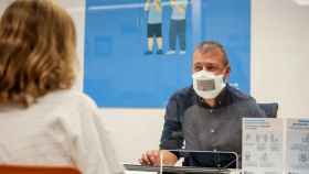 Un empleado usa una mascarilla transparente para personas con discapacidad auditiva / AIGÜES DE BARCELONA