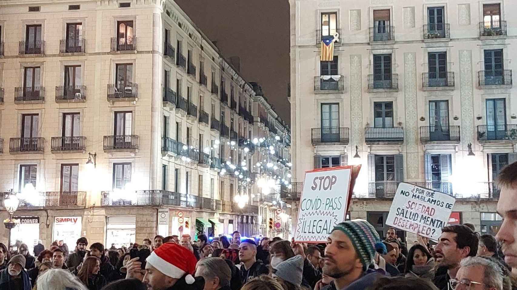 Manifestación negacionista en la plaza Sant Jaume de Barcelona / PLANETA GONZO