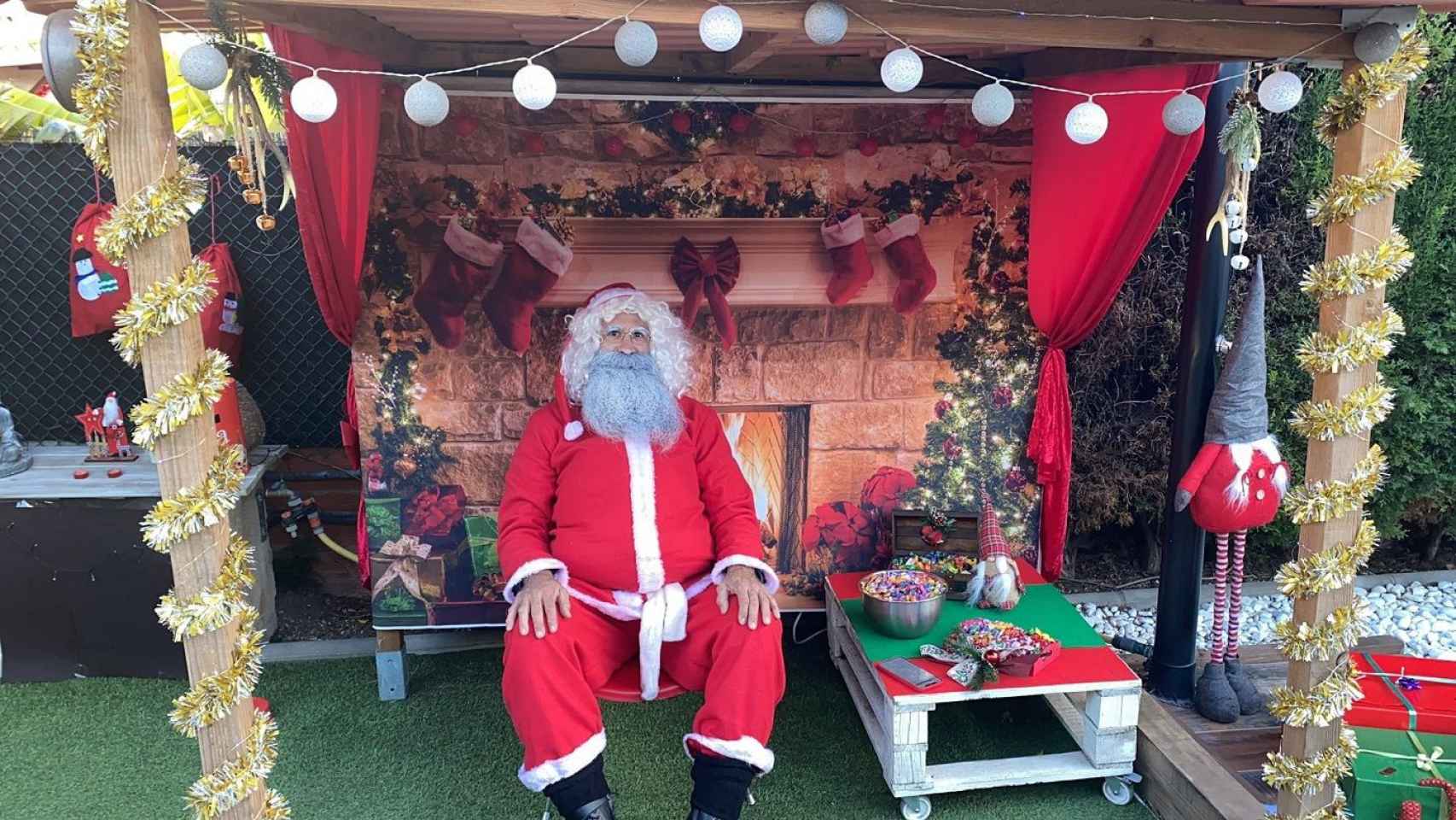 Papá Noel esperando a escuchar los deseos de los niños en su casa de Badalona / CEDIDA