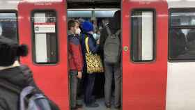 Aglomeración de pasajeros en un vagón de la L5 del metro de Barcelona / TWITTER