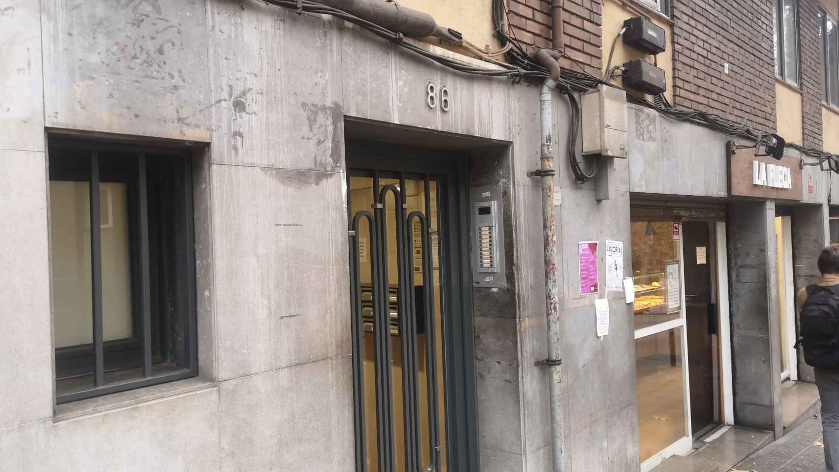 Portal del edificio donde este martes un hombre haya cometido el crimen de su hermano en Vallcarca / METRÓPOLI