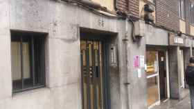 Portal del edificio donde este martes un hombre haya cometido el crimen de su hermano en Vallcarca / METRÓPOLI