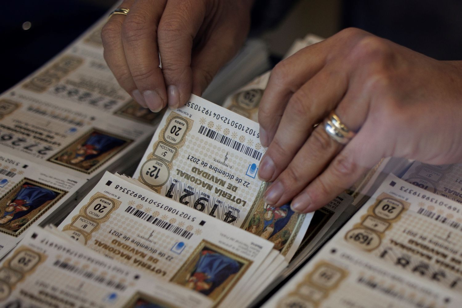Una lotera busca un décimo de Lotería de Navidad / EFE - Biel Aliño