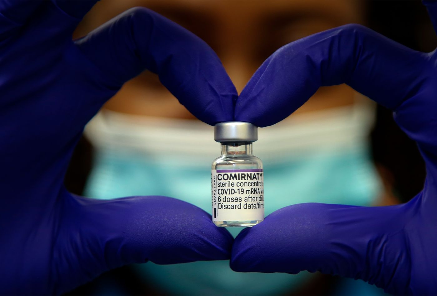 Un trabajador sanitario sostiene un vial de la vacuna contra el Covid-19 / EP