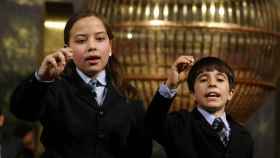 Dos niños de San Ildefonso en una edición anterior de la Lotería de Navidad / EUROPA PRESS