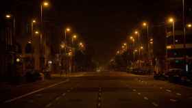 La calle de Aragó, vacía de noche durante el toque de queda decretado por la pandemia de covid-19 / EUROPA PRESS