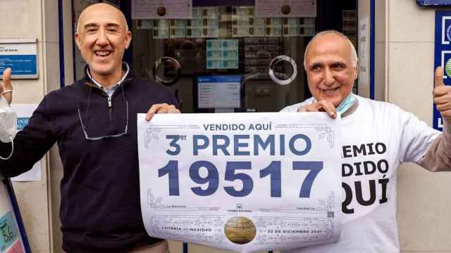 Celebración del tercer premio de la Lotería de Navidad, el número que compró el mosso de Barcelona / EFE