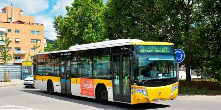 Un bus interurbano circula en el Baix Llobregat / CG