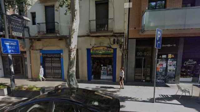 La tienda de móviles robada, junto al Bureau Vallée, en la calle de la Creu Coberta de Barcelona durante el toque de queda / GOOGLE MAPS