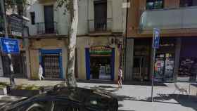 La tienda de móviles robada, junto al Bureau Vallée, en la calle de la Creu Coberta de Barcelona durante el toque de queda / GOOGLE MAPS
