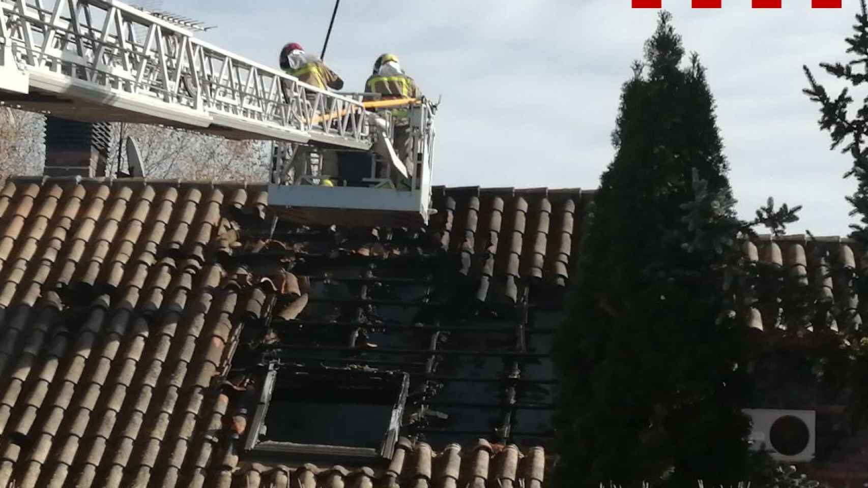 Los Bomberos extinguen un incendio en la buhardilla de una casa en Sant Cugat  / BOMBERS