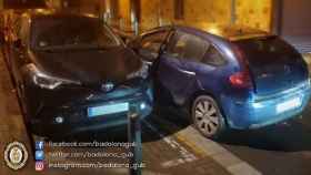 El coche del conductor borracho con uno de los vehículos contra los que chocó en Badalona / GUÀRDIA URBANA