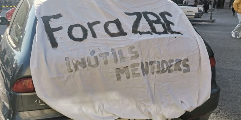 Vehículo en una manifestación contra la ZBE en el paseo de Gràcia / CEDIDA
