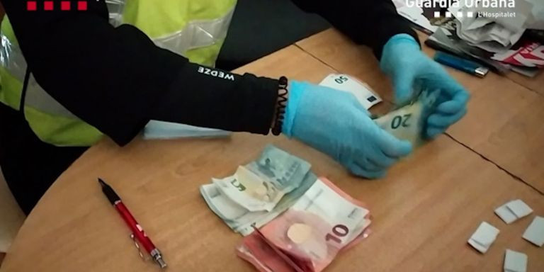 Dinero en efectivo incautado del punto de venta de cocaína en L'Hospitalet / MOSSOS D'ESQUADRA