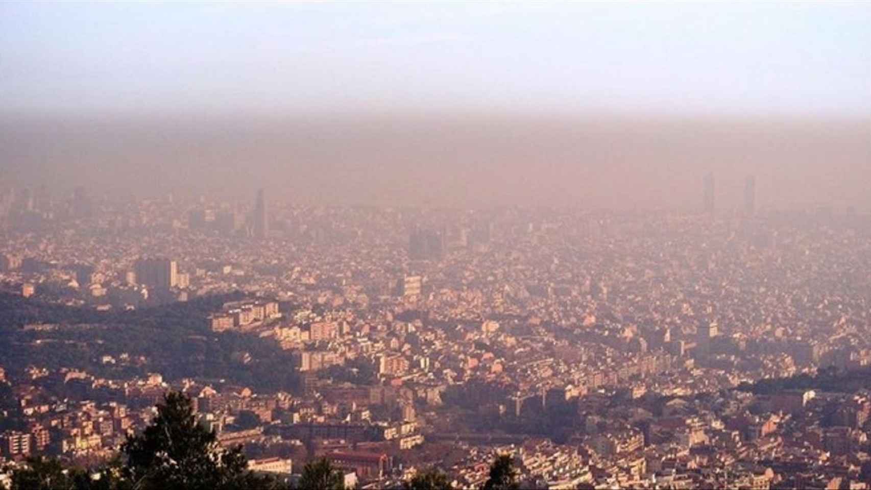 Imagen de la capa de contaminación en Barcelona, vista desde el Observatori Fabra / ALFONS PUERTAS