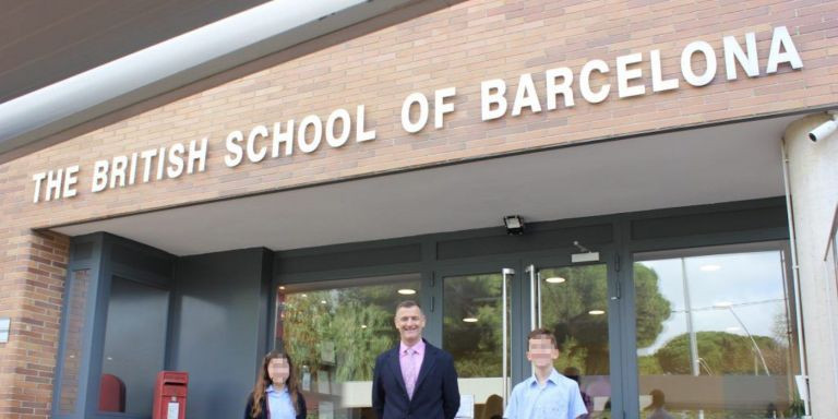 El Director de The British School of Barcelona, Jon Locke, junto a dos alumnos / BSB