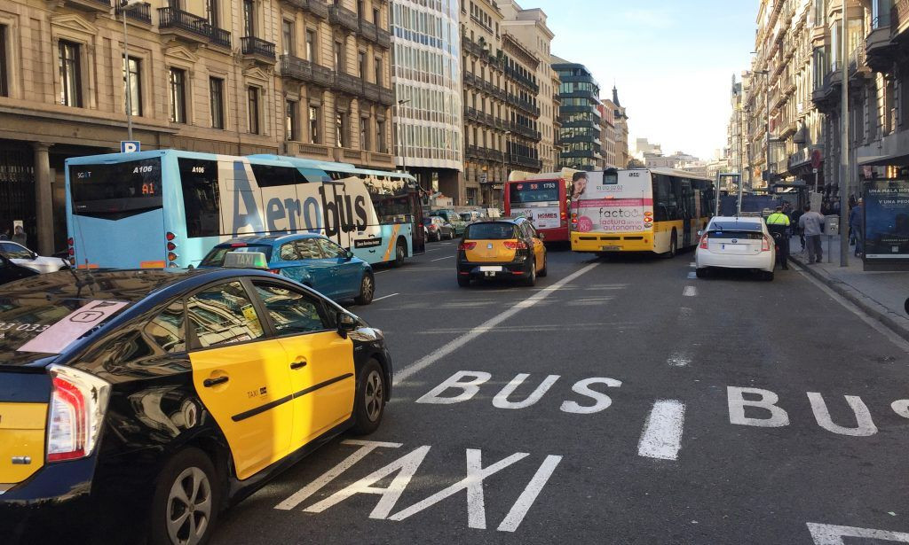 Carril bus/taxi en Barcelona / AJ BCN