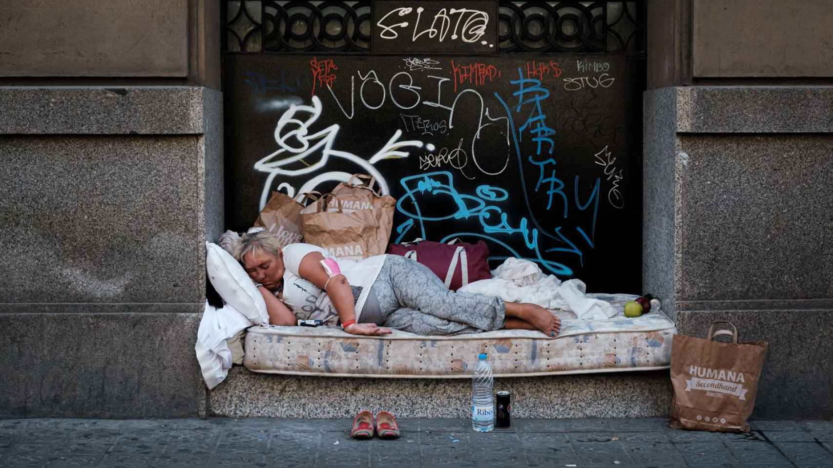 Una persona durmiendo en la calle en una imagen de archivo