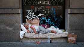 Una persona durmiendo en la calle en una imagen de archivo