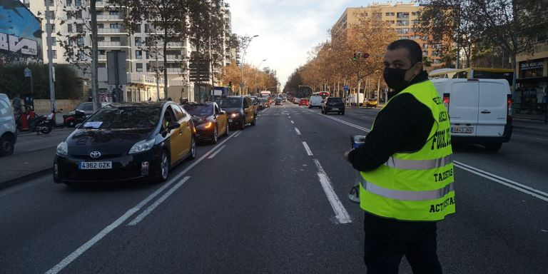 Tito Álvarez, de Élite Taxi, coordina la marcha lenta en la Gran Via / GUILLEM ANDRÉS