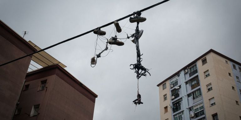 Unas zapatillas colgando de los cables de Sant Roc / PABLO MIRANZO
