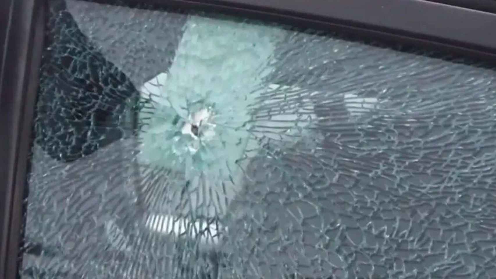 El cristal de un coche, roto tras sufrir un asalto