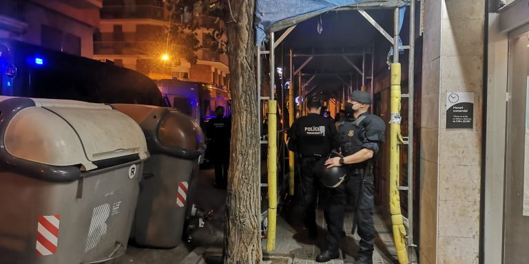 Policías antidisturbios enfrente de la puerta del local okupado / GUILLEM ANDRÉS