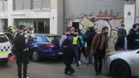 Los Mossos d'Esquadra se llevan a un detenido de uno de los dos narcolocales / GUILLEM ANDRÉS