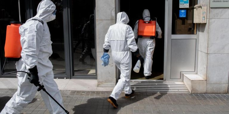 Miembros del Ejército entran a una residencia de Barcelona para desinfectarla / EUROPA PRESS