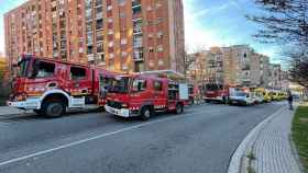 Bomberos en el piso incendiado de Sant Feliu de Llobregat / 'BCN LEGENDS'