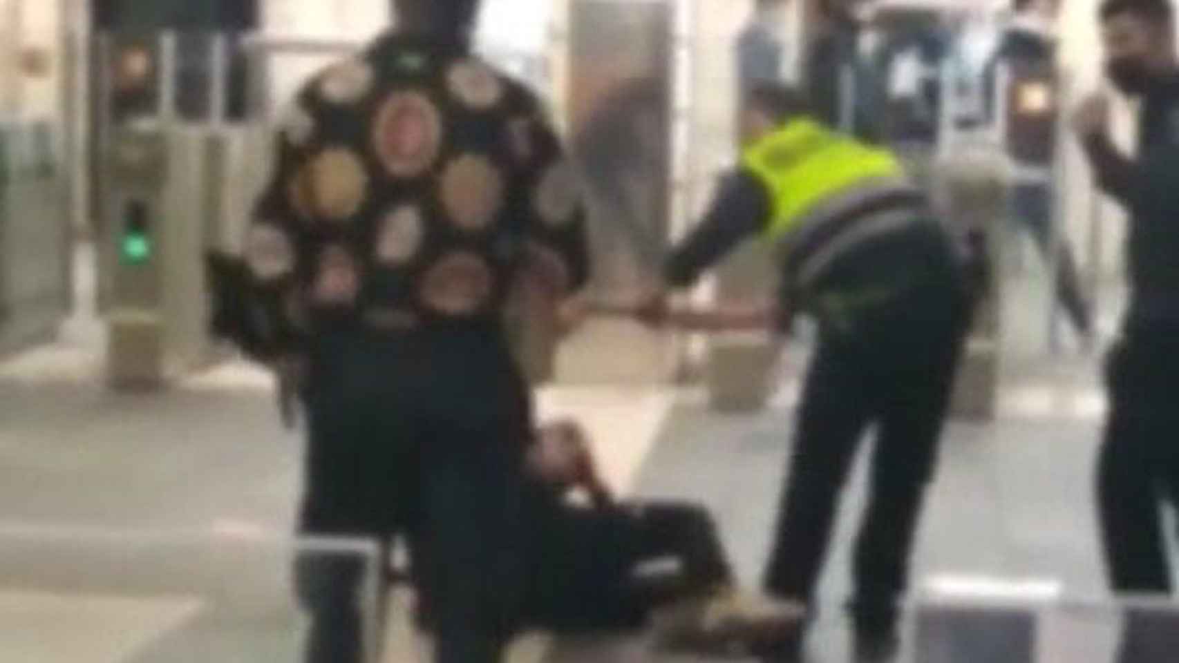 Imagen de lo ocurrido este jueves por la noche en la estación de Plaça Catalunya / ADN SINDICAL