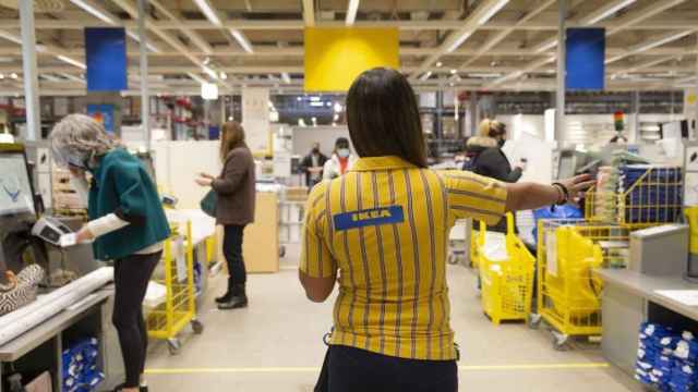 Una empleada de Ikea en el interior de un establecimiento / ARCHIVO