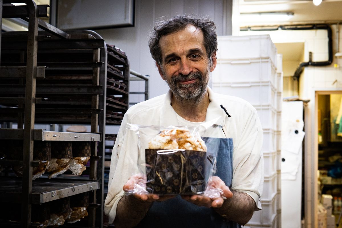 El panadero Daniel Jordà (Panes Creativos) de Barcelona, sosteniendo uno de sus panettone / LUIS MIGUEL AÑÓN