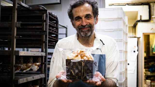 El panadero Daniel Jordà (Panes Creativos) de Barcelona, sosteniendo uno de sus panettone / LUIS MIGUEL AÑÓN