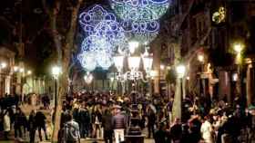 Barceloneses, en el Born, celebrando la Nochevieja, sin los festejos oficiales del Ayuntamiento / EFE