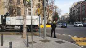 Un agente de la Guardia Urbana, en el lugar del accidente mortal en la calle Aragó / GUILLEM ANDRÉS
