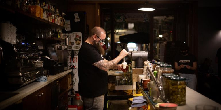 Un camarero sirve una cerveza en el interior de un bar en una calle céntrica de Barcelona / EUROPA PRESS - David Zorrakino