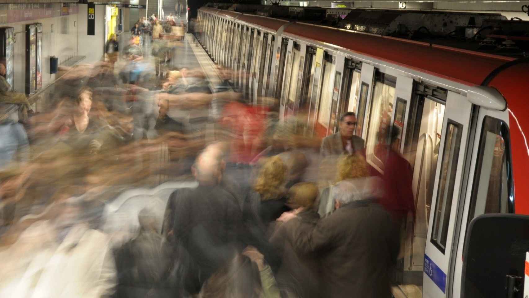 Usuarios del metro de Barcelona en una estación de metro / EUROPA PRESS