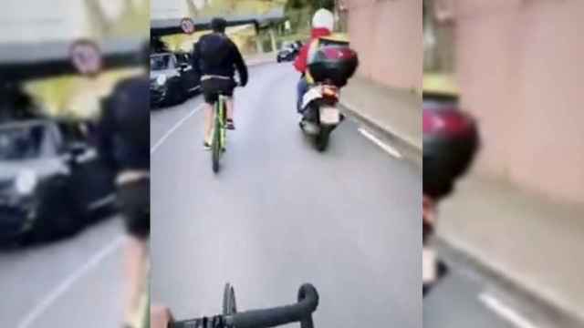Dos ciclistas circulando de forma imprudente por Vallvidrera / TWITTER