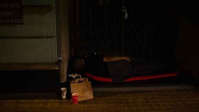 Un hombre duerme en un portal de la Rambla de Catalunya, a 10 de junio de 2021, en Barcelona / David Zorrakino - Europa Press